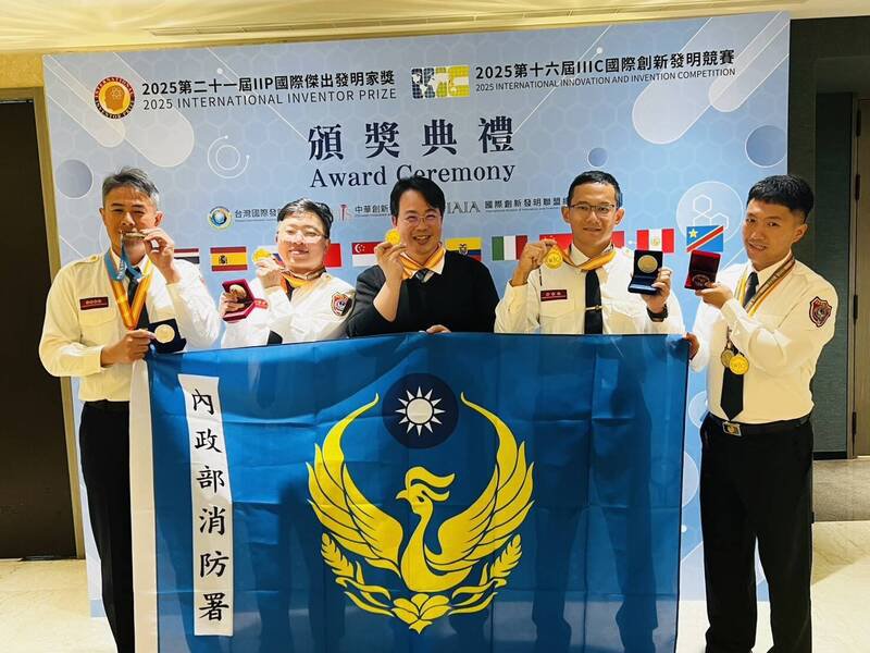 台湾消防员代表我国参加国际发明竞赛累计获得金牌12面、银牌5面及大会特别奖1项，创下历年最佳纪录。（消防署提供）