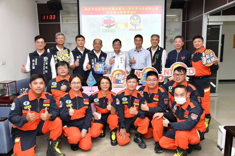 新北市消防局今天与新北市土木技师公会签署合作备忘录（MOU），为新北市的防救灾工作及第一线安全注入强劲的专业能量。（记者吴仁捷翻摄）