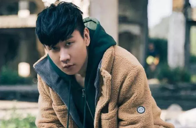 林俊杰女友正脸照曝光，脸僵医美痕迹重