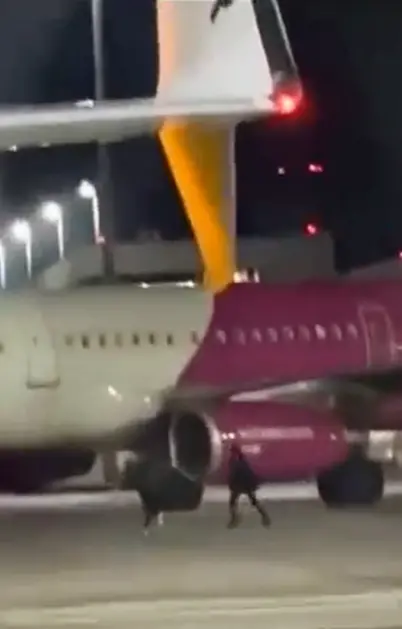 在德国错过登机，两男子神操作：砸玻璃、闯安检，跑上停机坪挥手拦截滑行飞机