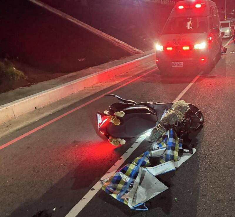 赖男违规穿越马路，庄姓骑士反应不及撞上，车祸酿1死1重伤。（记者徐圣伦翻摄）