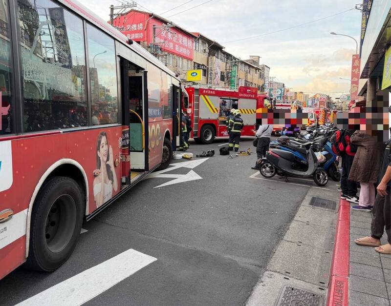 杨姓老翁被公车撞倒后送医不治。（记者王冠仁翻摄）