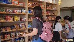 18分钟搬光无人泡面店10桶配料、3包食材 台南阿姨被抓包才付钱