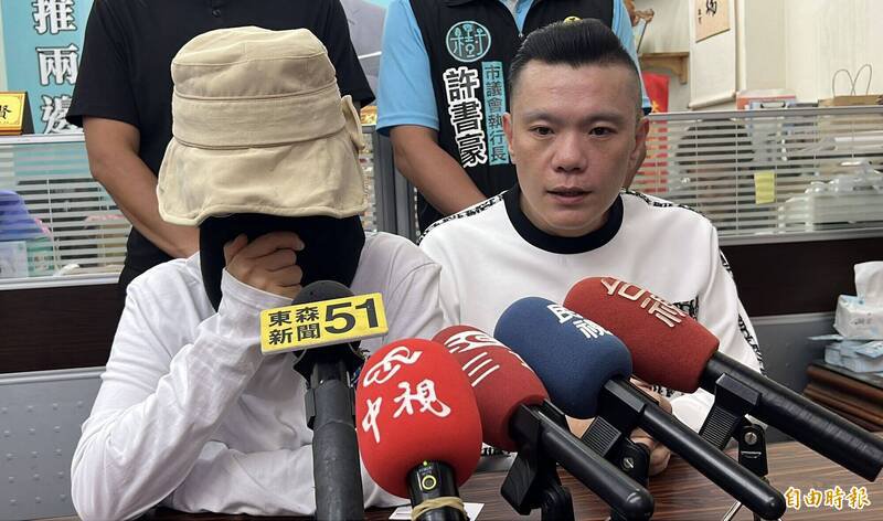 台中松姓狼教练性侵小球员今天二审宣判驳回上诉，一位被害球员妈妈（左）声泪俱下痛斥松男毁了小孩的人生，希望能判死刑。（记者廖耀东摄）