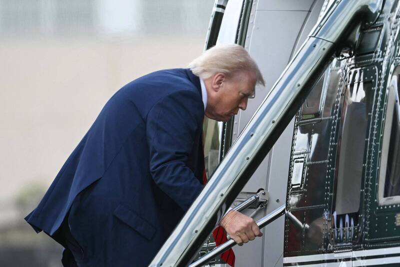 美国总统川普10月前往华府近郊的华特里德国家军事医学中心，接受白宫声称的年度例行检查后，登上直升机准备返回白宫。（法新社）