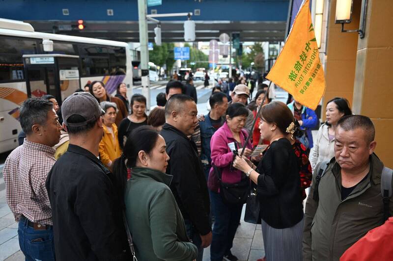 不满日相高市发言的中国14日使出「以经逼政」老招，劝阻民众赴日旅游，但17日在东京街头仍可见到大批中国团客。（法新社）