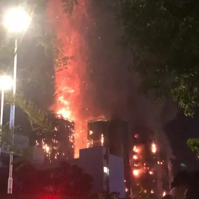 香港火灾小区居民：烧到高层还未发现 看不到邻栋