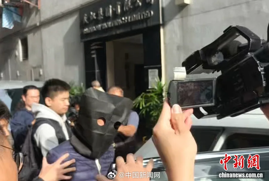 火灾嫌疑人戴头套被捕 香港商讨推进用金属脚手架
