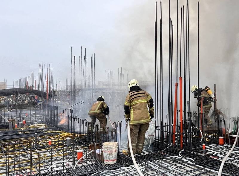 上到顶楼工地扑灭火势。（民众提供）