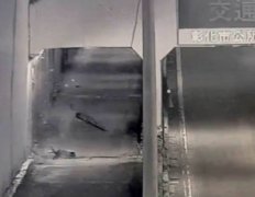 惊！货车撞断护栏 大木棍砸下幸无人经过