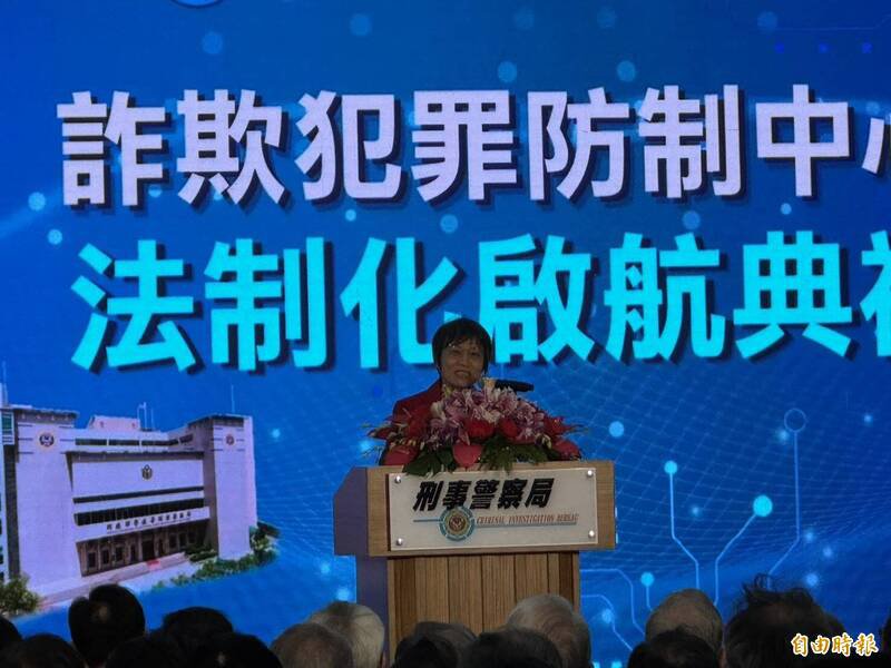 刘世芳指出，165防诈专线人员一天平均要接50至80通电话。（记者郑景议摄）