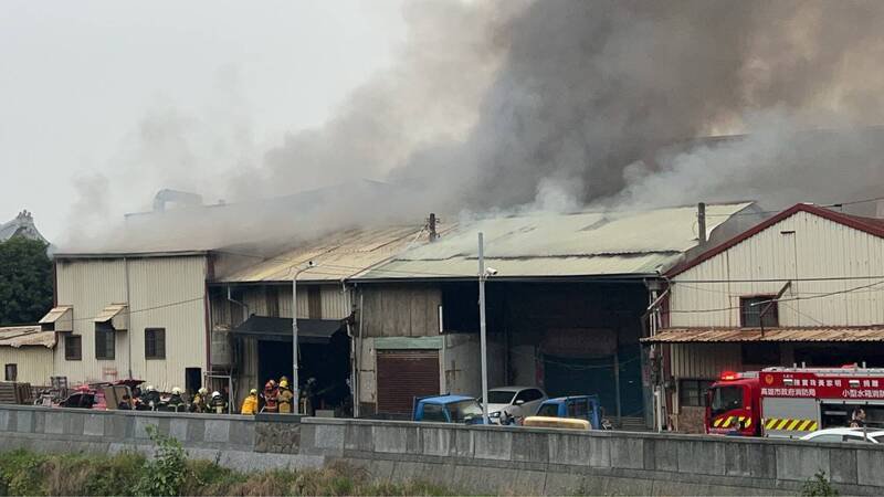 高雄市孝顺街烤漆工厂下午传出火警。（民众提供）