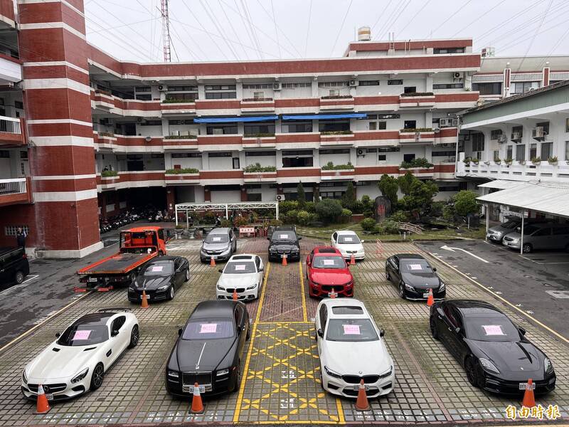 屏东县警方查扣诈团爽开的劳斯莱斯、宾士超跑、玛莎拉蒂等豪车。（记者罗欣贞摄）