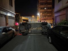 19岁男无照上路撞车翻成「立筊」 还波及路旁汽、机车