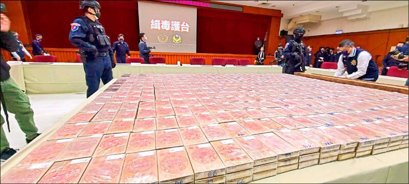 2021年新北市警局破获台湾史上最大宗毒品走私案，查获藏在木材夹层内的「双狮全球牌」海洛因砖共1172块，黑市值50亿元，绰号「豆浆」主嫌林秉丰潜逃中国，今年7月因脑癌末期病重，决定回台自首。（资料照）