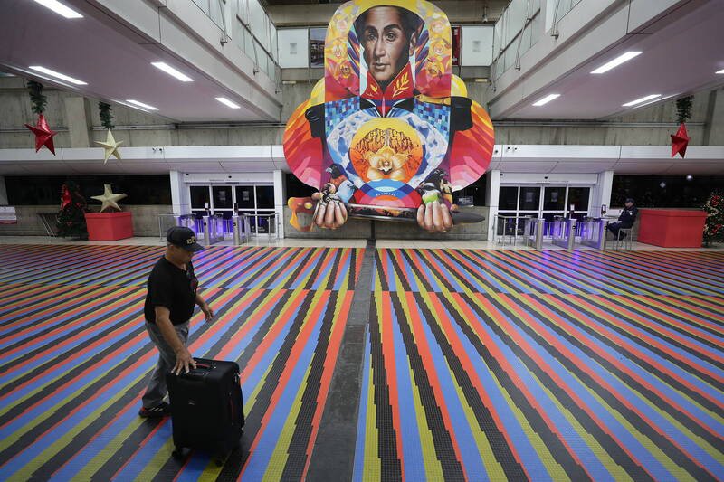 美国与委内瑞拉军事紧张升温后，多家国际航空公司暂停往返委国的航班，但旋即遭委国报复。图为卡拉卡斯西蒙波利维尔国际机场。（欧新社）