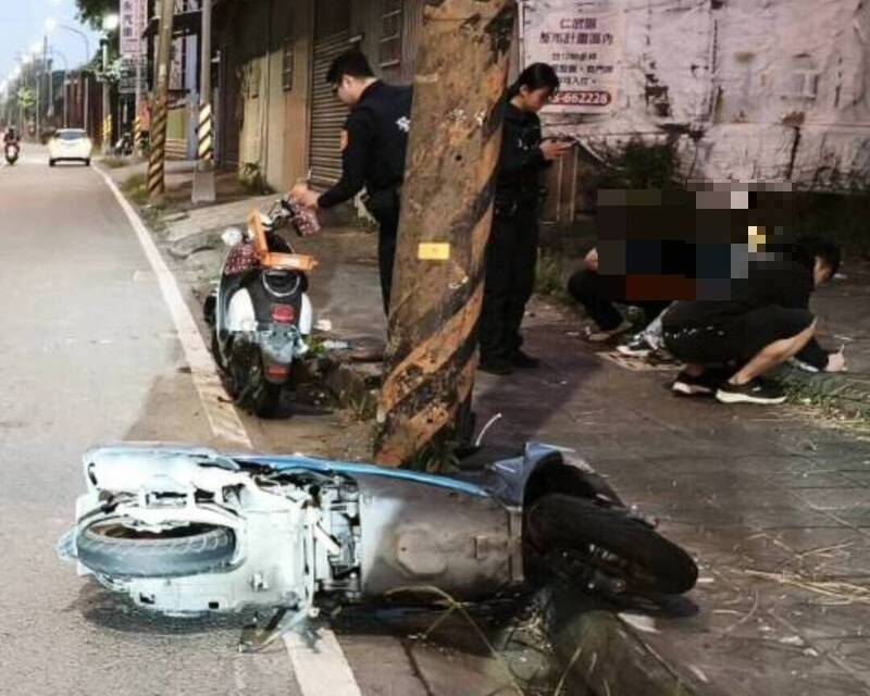机车未保持安全距离追撞，导致1人死亡。（读者提供）