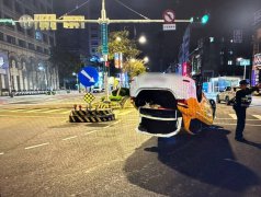 北市小黄运将疑转弯没注意  自撞行人庇护岛180度大翻车