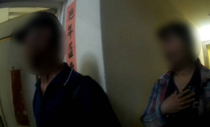 双亲见开门黄男安然无羔，这才发了一口气。（民众提供）