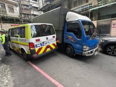 巷道过窄酿事故?  基隆救护车救人巷道会车遭货车撞