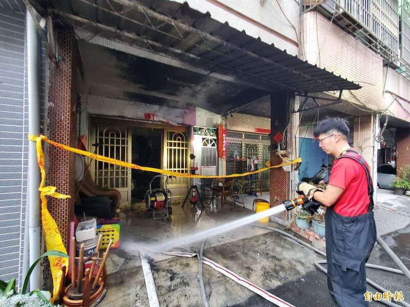 凤山区一栋2楼透天厝今天上午发生火警，消防人员据报到场扑灭火势。（记者陈文婵摄）