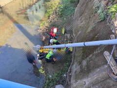 夫妻驾车赴头份旅游 停车购物突遭休旅车撞落4公尺深大排水沟幸获救