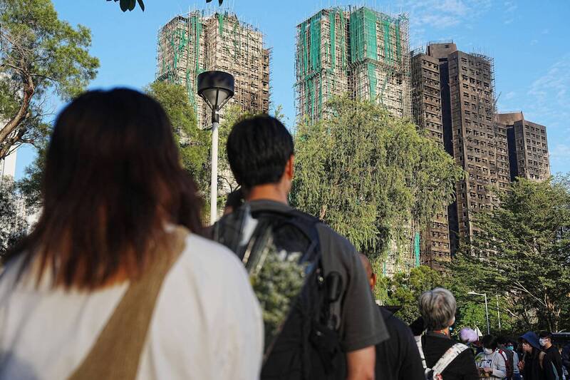 香港警方指出，宏福苑火警造成128人死亡、83人受伤，仍有约150人下落不明。（路透）