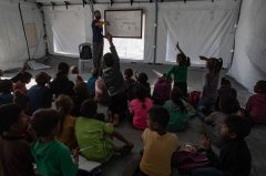 瓦砾中搭教室 加萨学童面临书本与觅食之战