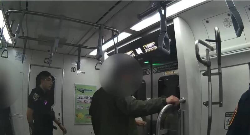 警方到车厢内与潘男沟通。（记者王冠仁翻摄）