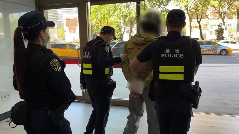 警方将潘男解送归案。（记者王冠仁翻摄）