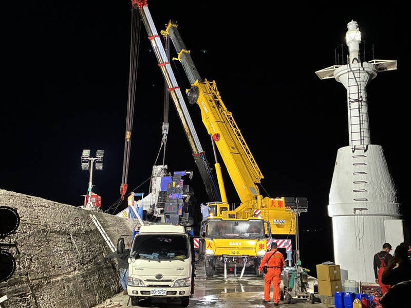 陆续以不同吨位吊车作业。（消防局提供）