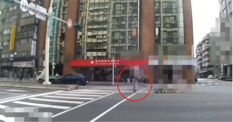 傅女当著警察的面闯红灯被逮。（记者王冠仁翻摄）