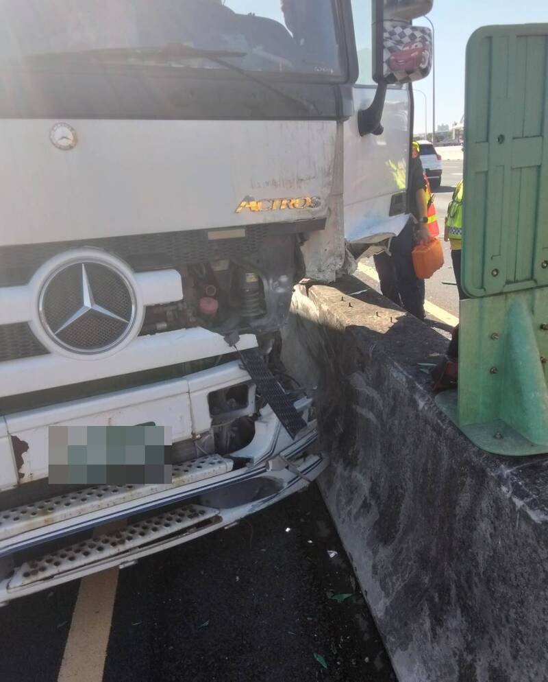 长荣货柜车行经国1中坜路段爆胎擦撞轿车、内侧护栏。（警方提供）