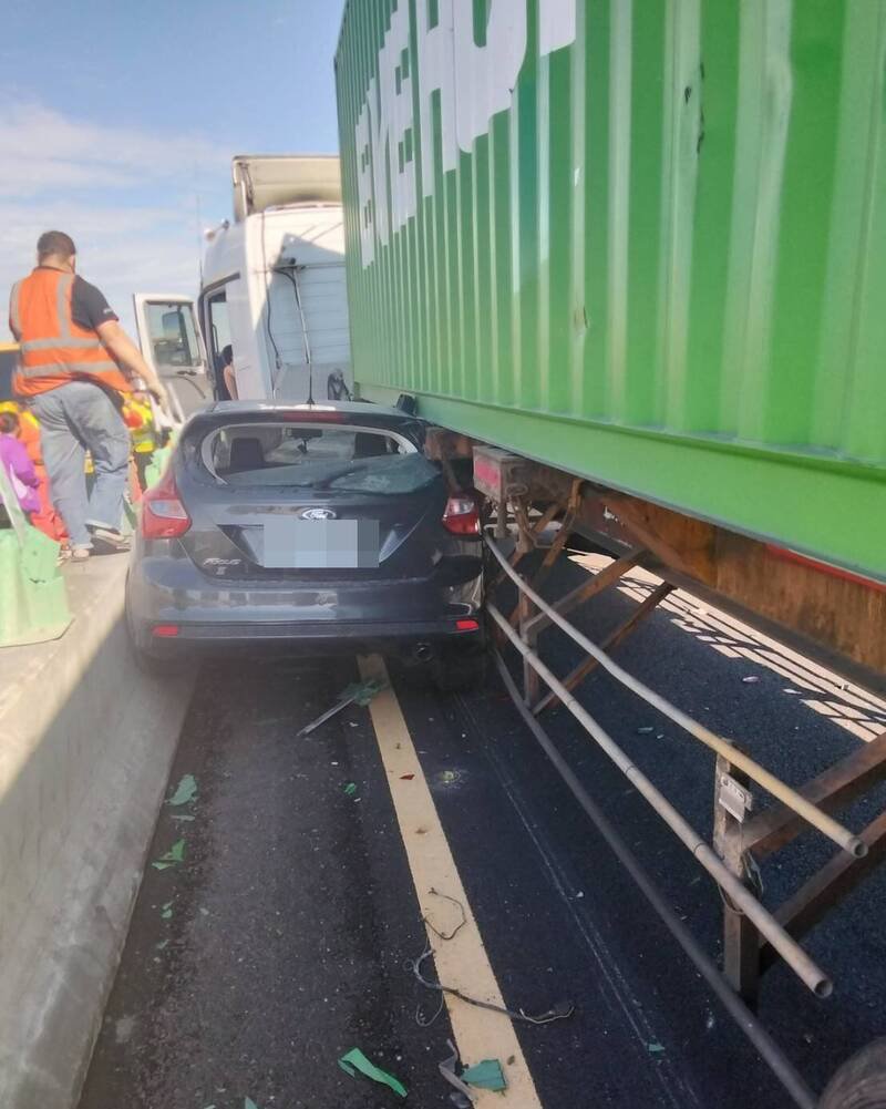 长荣货柜车行经国1中坜路段爆胎擦撞轿车、内侧护栏，轿车驾驶饱受惊吓。（警方提供）