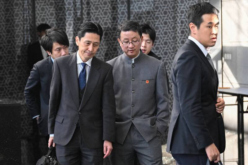 中国外交部亚洲司司长刘劲松（右）11月18日与日本外务省亚洲大洋洲局长金井正彰（左）举行会谈，送客时刻意将双手插进裤袋，营造金井低头聆听训话的画面，被中国媒体大肆宣扬。（法新社档案照）