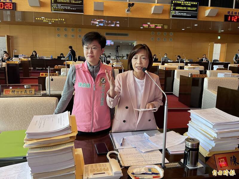 陈淑华（右）质疑重大治安事件被警方「盖牌」，家长无从提高警觉。（记者苏孟娟摄）