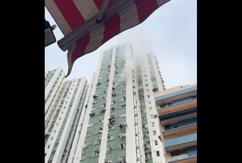 香港东区筲箕湾东威大厦发生火灾，造成1人吸入烟雾送医。（图撷自「筲箕湾西湾河关注组」脸书公开社团）