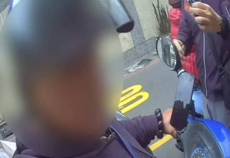 专案小组趁徐男在中坜区中华路停等红灯时包围逮人，徐男一度企图催油门逃逸。（记者郑淑婷翻摄）