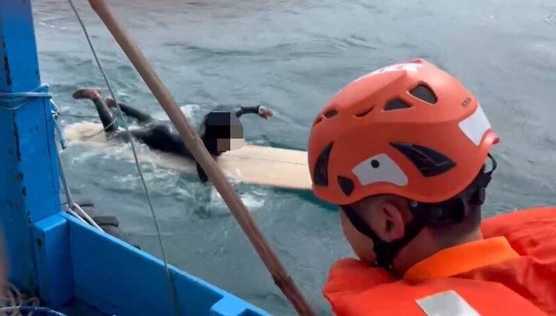 透过渔船将冲浪客救起。（第一三岸巡队提供）