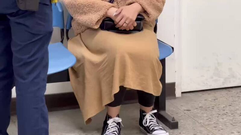 永康5个月男婴失联逾月，警方突破心防由父母供出弃尸新市大排，黑袋泡水全身发黑，男婴母亲今天到殡仪馆。（民众提供）