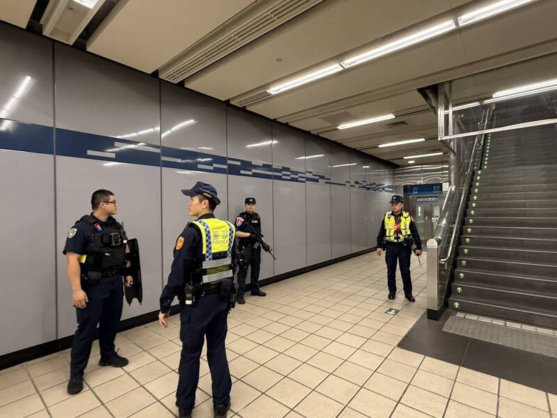 松山机场在国内外航厦、捷运站出入口增加警力巡逻。（松山机场提供）