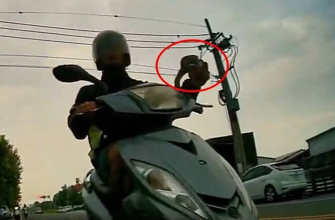 恶男用针筒随机喷洒灭烟废水。（翻摄自社会事新闻影音网）