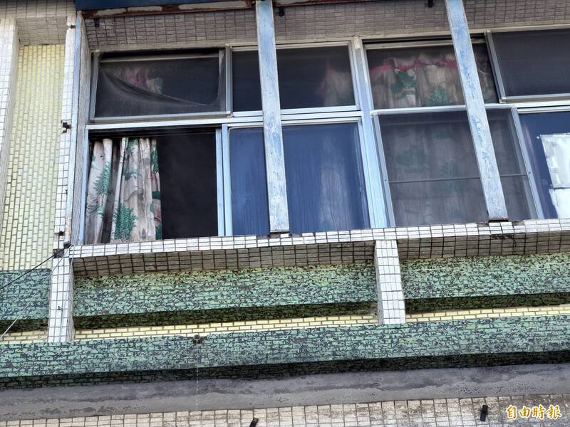 起火点初步判断在2楼。（记者刘人玮摄）