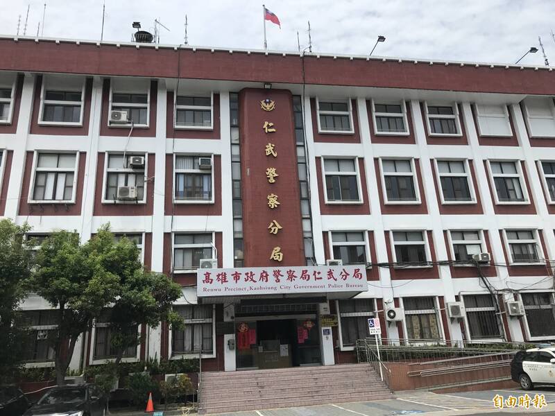 林姓男子陈尸屋内，仁武分局正厘清死因。（记者洪臣宏摄）