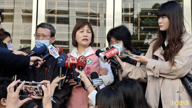 高院今宣判新北国中生遭割颈命案，判被告郭姓少年、林姓少女各12年、11年，被害人父（左一）、母（右二）不满，庭后受访激动落泪称「无法接受爸判决」、「别人的囝仔死不完」。（记者杨国文摄）