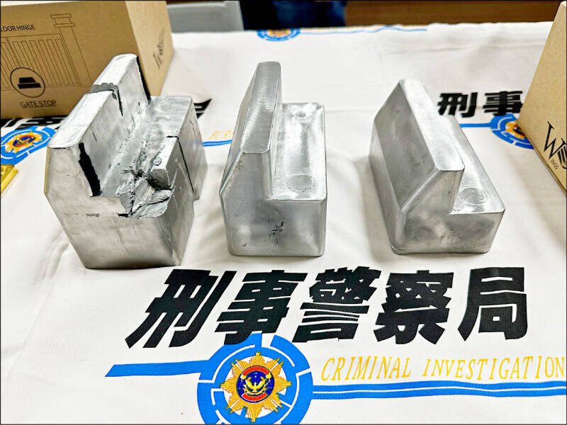 警方查扣的门挡，每个「铅包金」门挡内含六条黄金，但不是每个门挡都有黄金，也有不含黄金的门挡。（警方提供）