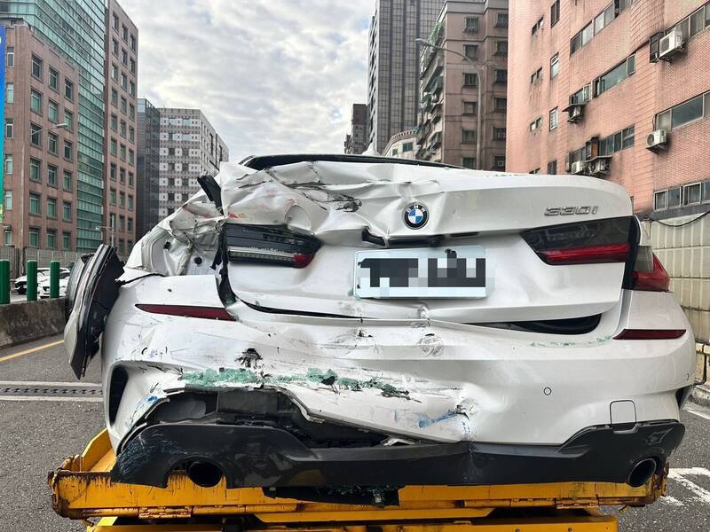 BMW遭公车追撞车尾全毁。（记者陆运锋翻摄）