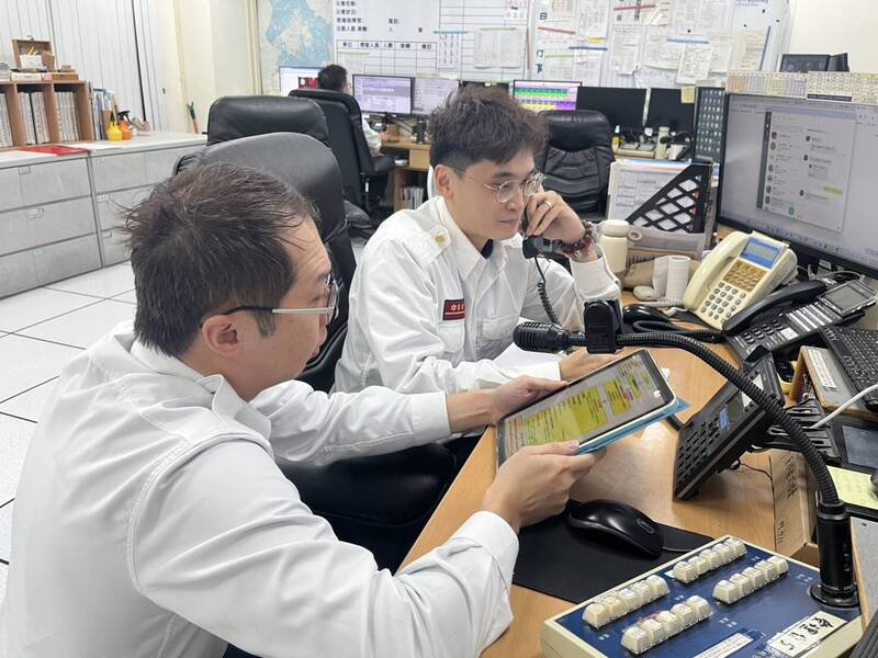 宜兰县消防局救灾救护指挥中心小队长林政纬（左）及派遣员张明安（右）。（宜兰县消防局提供）