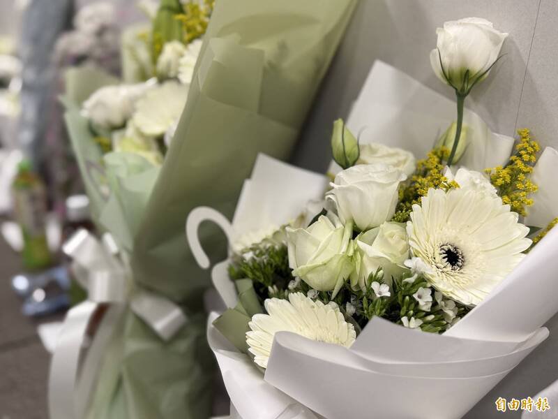 社会局表示，UG手摇饮老板郑凯隆献花悼念死者，却消费死者惹议。郑凯隆有捐出100万元给台北市社会局，并指定捐款给萧姓骑士家属。（记者蔡恺恒摄）