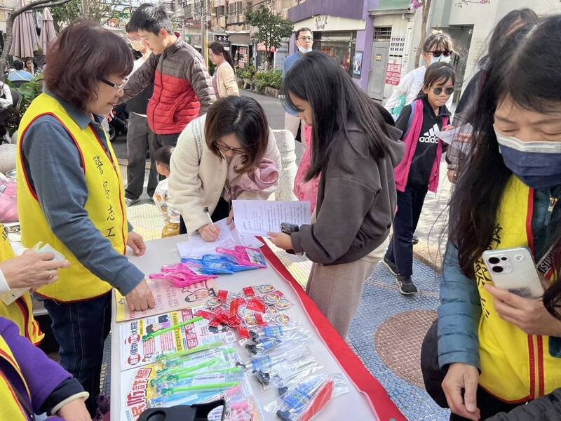 民众边逛市集边测验自己的「防诈免疫力」。（警方提供）